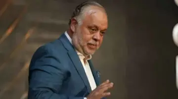 مذيع يثير الجدل في عزاءات الفنانين.. وأشرف زكي يتدخّل للتحقيق – أخبار السعودية